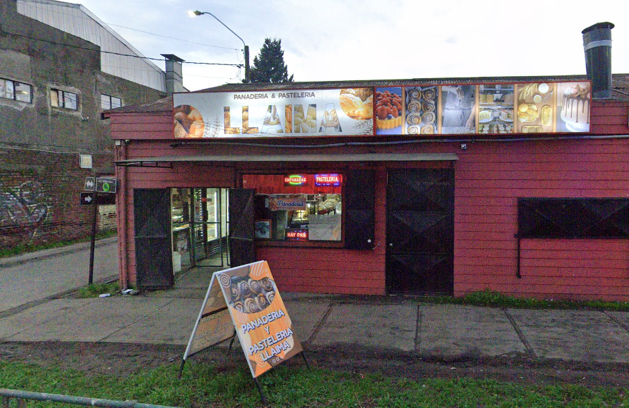 Fachada del local de Panadería y Pastelería Llaima